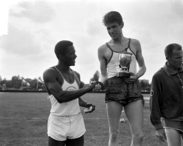 Atletiekwedstrijden te Vlaardingen, huldiging van de winnaar 800 meter Henk Hei, Bestanddeelnr 911-4991