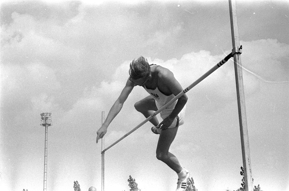 Atletiekwedstrijden op sportpark Ookmeer. Hoogspringer Klaas Kanis, Bestanddeelnr 920-5728