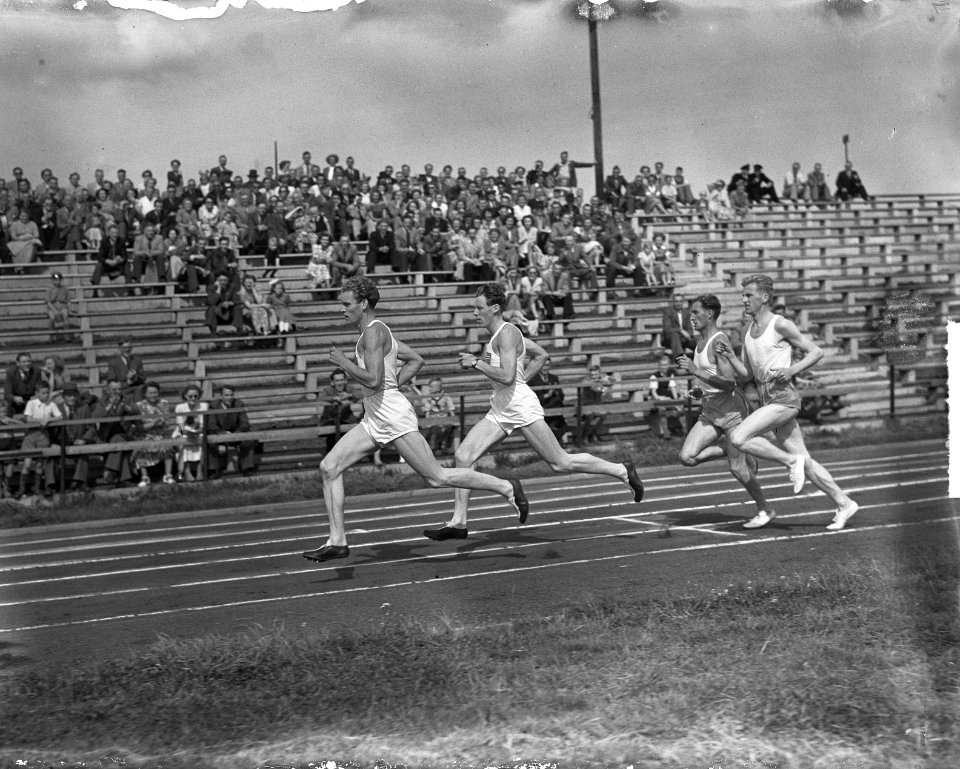 Atletiek Nederland tegen Noorwegen te Hengelo. 1500 meter. Achter de twee Noren , Bestanddeelnr 904-1402