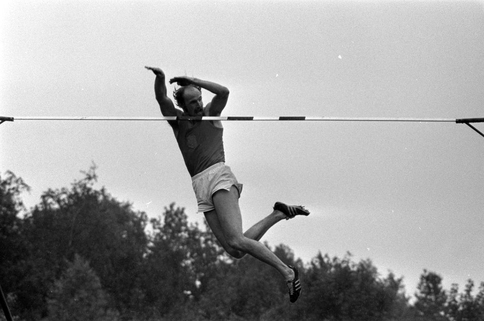 Atletiek Nederland tegen Denemarken in Groningen Ben Krijnen in aktie polsstokh, Bestanddeelnr 923-7705