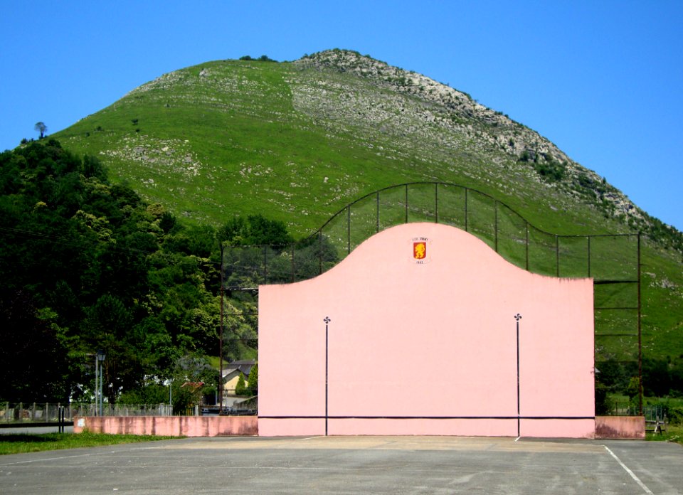 Athéry (Licq-Athéry, Pyr-Atl, Fr) fronton avec vue sur le Chapeau de Gendarme