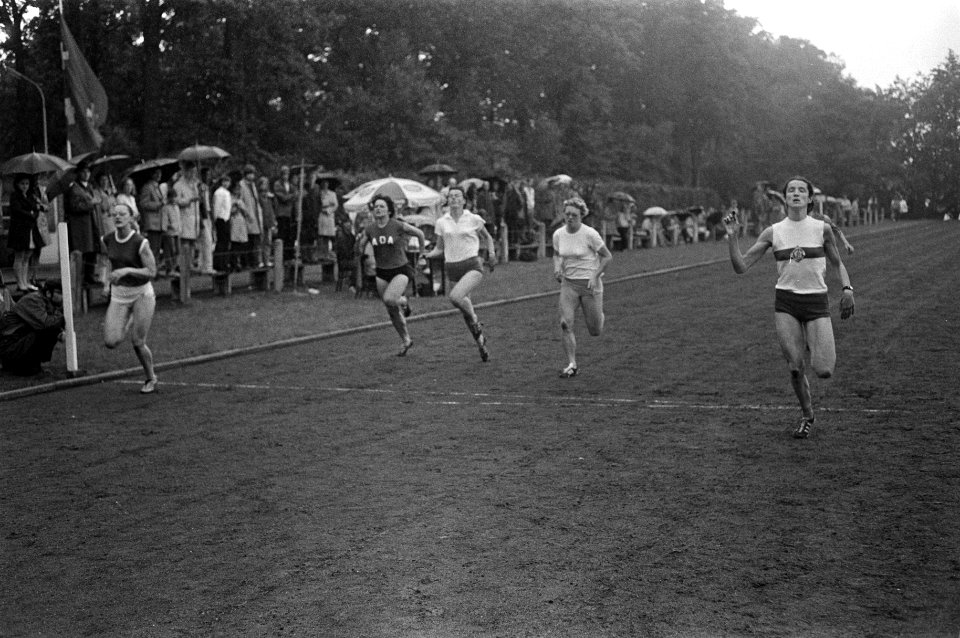 Atletiekwedstrijden dames en heren, Breda finish 100 meter dames (rechts) eers, Bestanddeelnr 923-6792