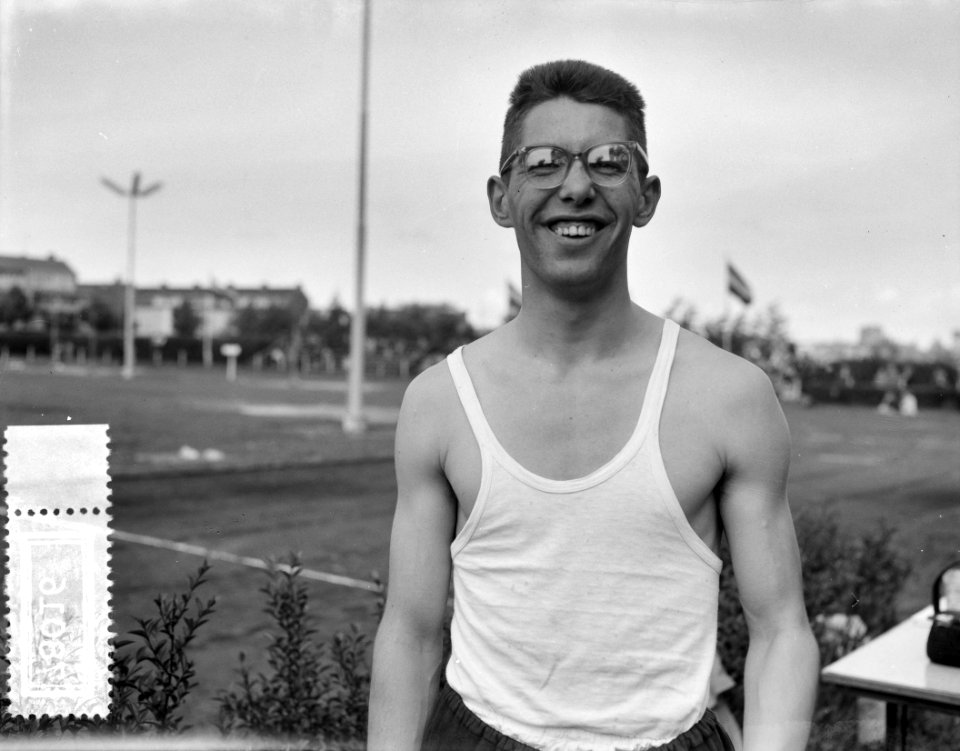Atletiekwedstrijden Rotterdam. H. Coenen 400 meter hardlopen, Bestanddeelnr 907-8016
