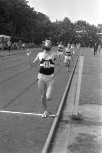 Atletiekwedstrijden om Turfschip Trophee in Breda, nummer 15 J Gerrits in akti…, Bestanddeelnr 925-7427