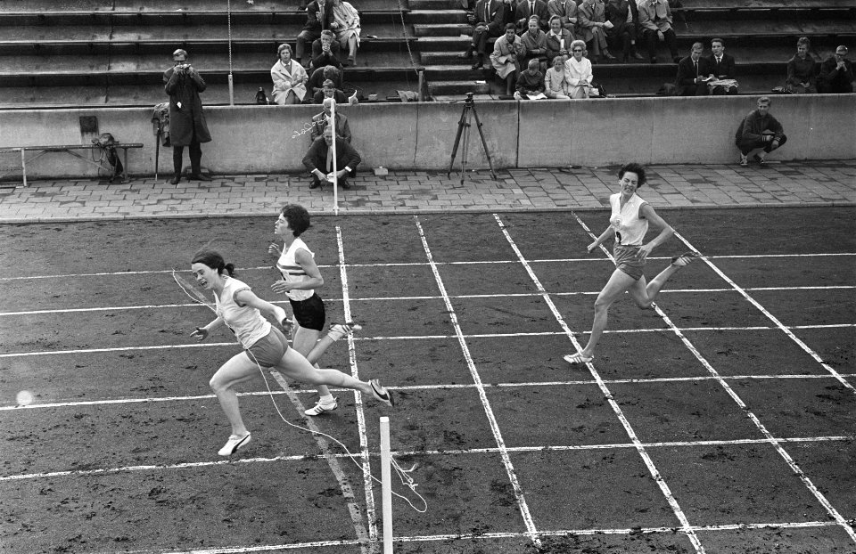 Atletiek Nederland tegen Engeland, nr 14 finish 100 meter nr 15 Mary Rant (wer, Bestanddeelnr 916-8484
