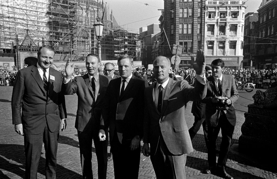 Astronauten schudden bevolking de hand op de Dam Amsterdam, Bestanddeelnr 922-8545