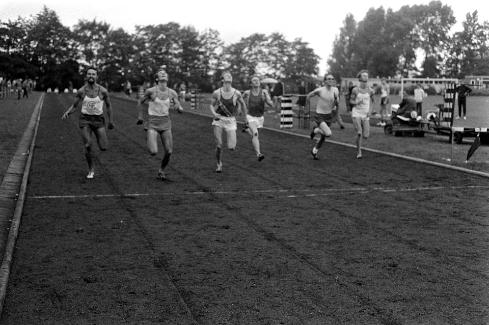 Atletiekwedstrijden dames en heren, Breda v.l.n.r. 100 meter heren finale Brou, Bestanddeelnr 923-6790