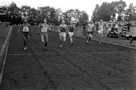 Atletiekwedstrijden dames en heren, Breda v.l.n.r. 100 meter heren finale Brou, Bestanddeelnr 923-6790