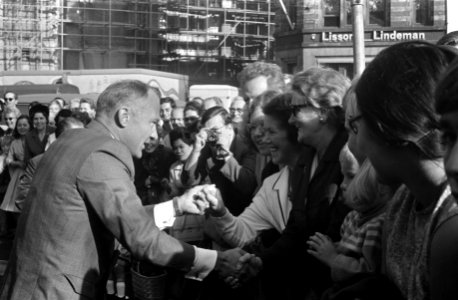 Astronauten schudden bevolking de hand op de Dam Amsterdam, Bestanddeelnr 922-8537