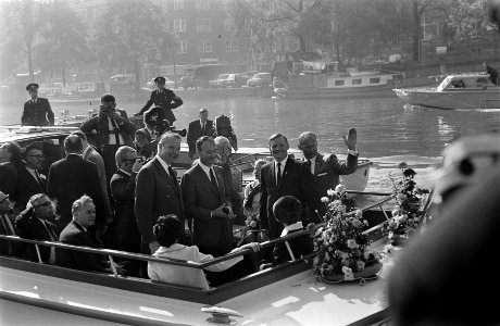 Astronauten gaan in rondvaartboot met echtgenotes naar RAI Amsterdam, Bestanddeelnr 922-8562