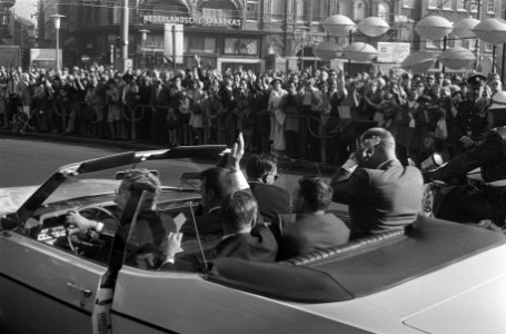 Astronauten schudden bevolking de hand op de Dam Amsterdam, Bestanddeelnr 922-8541