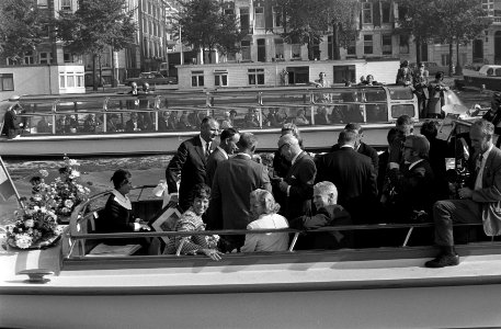 Astronauten gaan in rondvaartboot met echtgenotes naar RAI Amsterdam, Bestanddeelnr 922-8567