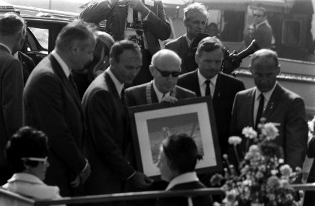 Astronauten worden met echtgenotes ontvangen op Paleis Dam koningin Juliana en p, Bestanddeelnr 922-8551