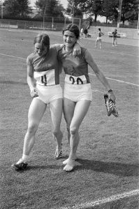 Atletiek Nederland, Roemenie, Frankrijk dames in Uden, Wilma van de Berg wordt o, Bestanddeelnr 924-7243