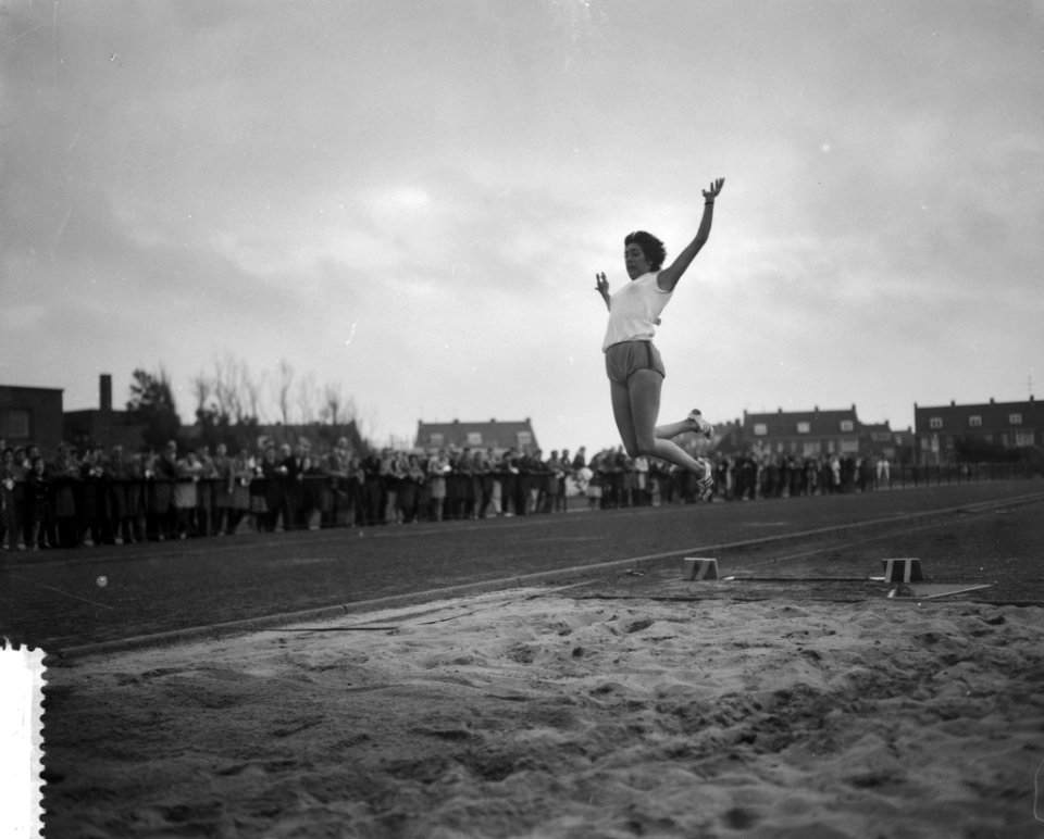 Atletiekwedstrijden Den Haag - Londen Verspringster Joke Bijleveld, Bestanddeelnr 912-7718