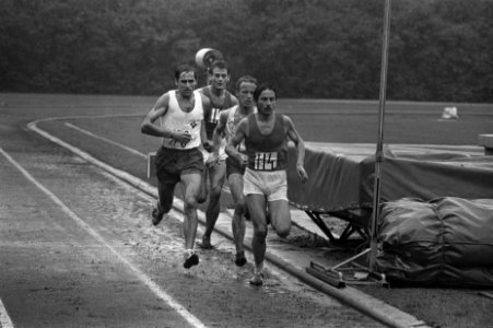 Atletiek Nederland tegen Denemarken in Groningen rechts P. Vonk in aktie, Bestanddeelnr 923-7709