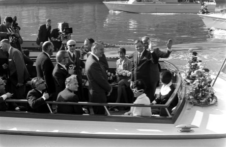 Astronauten gaan in rondvaartboot met echtgenotes naar RA Amsterdam, Bestanddeelnr 922-8570