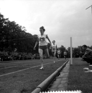 Atletiek Nederland tegen Polen dames, Gerda Kraan finis 800 meter, Bestanddeelnr 916-7524