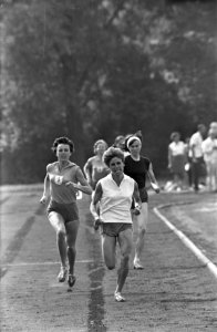Atletiek te Leiden om de Gouden Spike. 800m Dames, Ilja Keizer Laman , links Til, Bestanddeelnr 921-4370