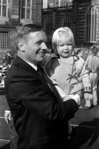 Astronauten schudden bevolking de hand op de Dam Amsterdam Armstrong met meisje , Bestanddeelnr 922-8539