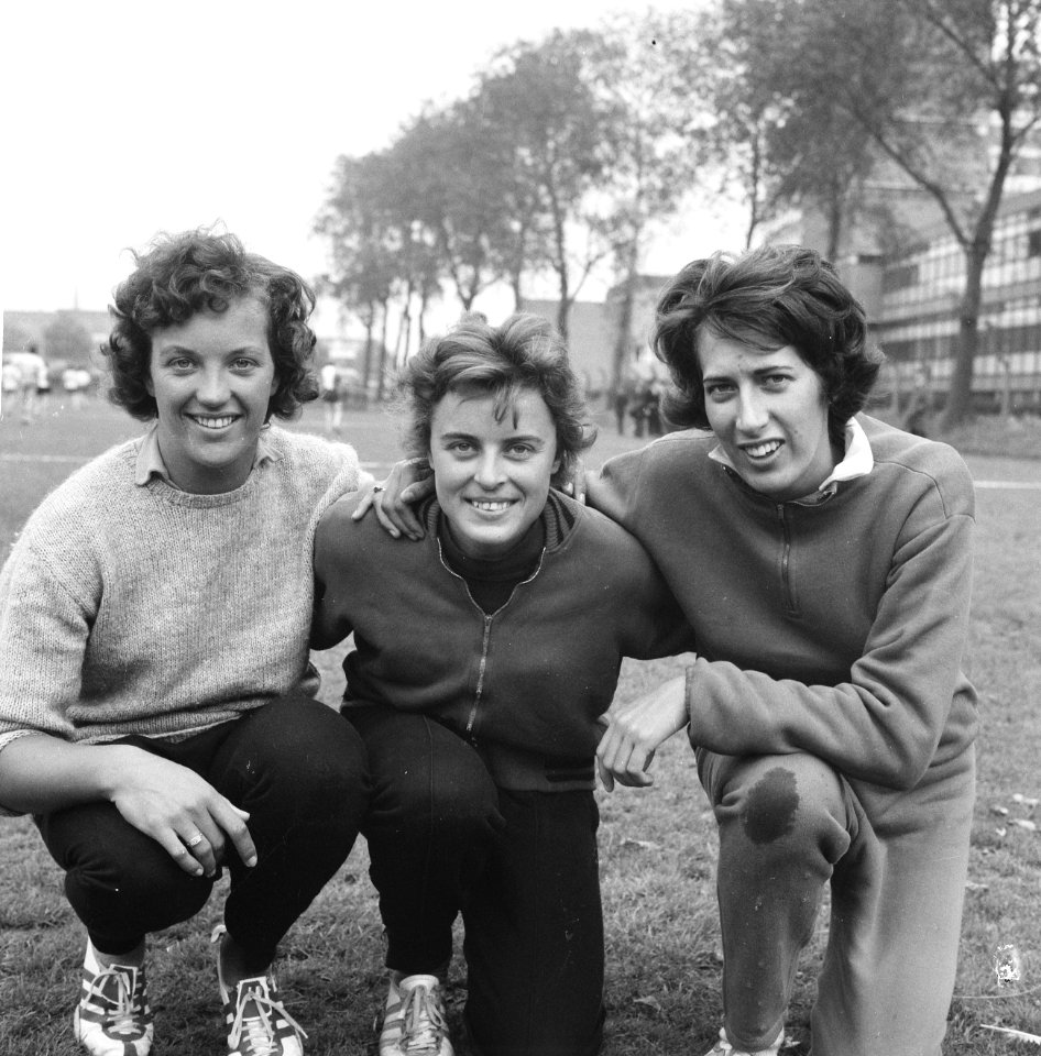 Atletiek te Rotterdam, links Nel Zwier , midden Tilly van der Zwaard en rechts J, Bestanddeelnr 914-3339