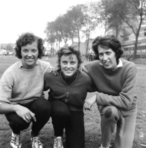 Atletiek te Rotterdam, links Nel Zwier , midden Tilly van der Zwaard en rechts J, Bestanddeelnr 914-3339
