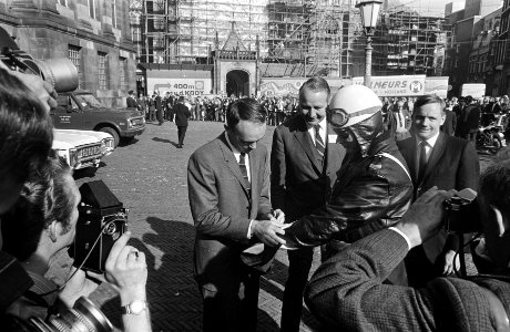 Astronauten schudden bevolking de hand op de Dam Amsterdam, Bestanddeelnr 922-8544