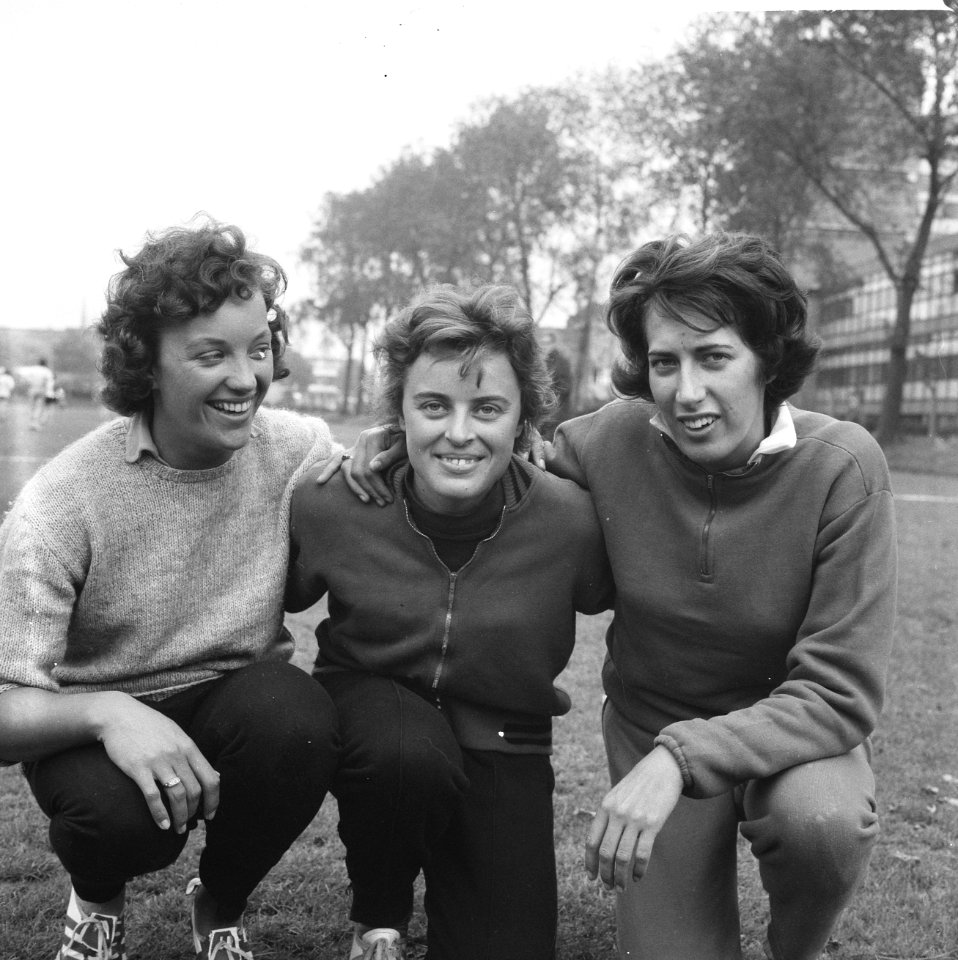 Atletiek te Rotterdam, links Nel Zwier , midden Tilly van der Zwaard en rechts J, Bestanddeelnr 914-3338