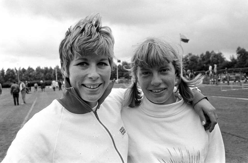 Atletiek te Beverwijk tussen Engeland, Belgie en Nederland links Mary Rand en re, Bestanddeelnr 919-3656