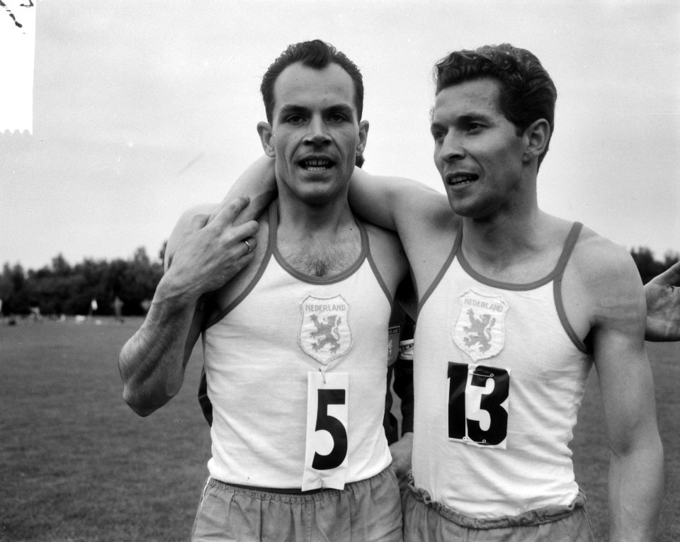 Atletiek Nederland tegen Zwitserland te Groningen, R. Heemskerk (links) verbeter, Bestanddeelnr 917-9769