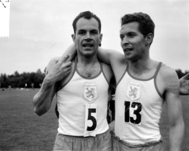 Atletiek Nederland tegen Zwitserland te Groningen, R. Heemskerk (links) verbeter, Bestanddeelnr 917-9769