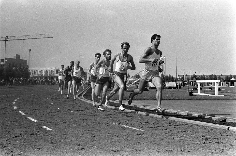 Atletiekwedstrijden op sportpark Ookmeer. hardlopen, Bestanddeelnr 920-5731