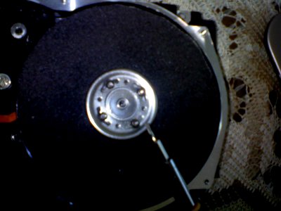 Atornillando lija en disco duro