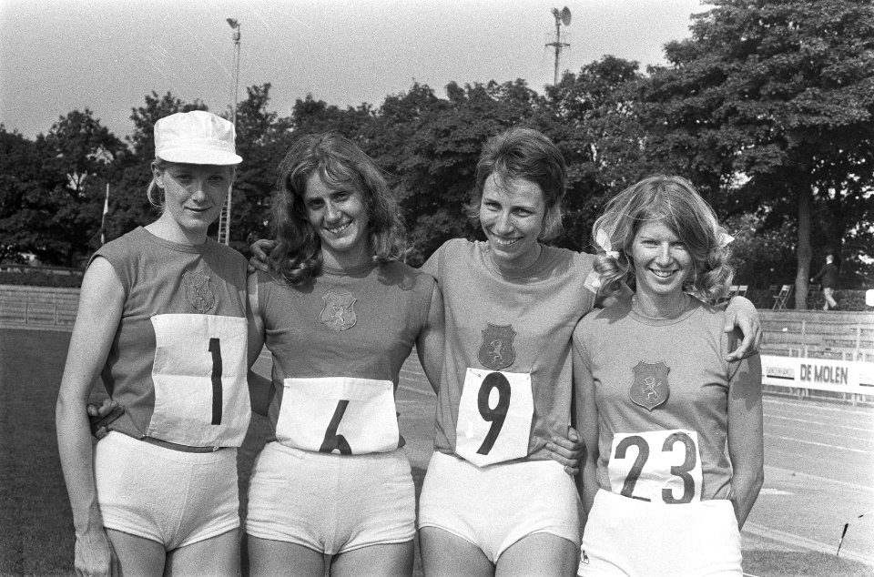 Atletiek Nederland, Roemenie, Frankrijk dames in Uden, nr. 26, 27 (l) Corrie Bak, Bestanddeelnr 924-7247