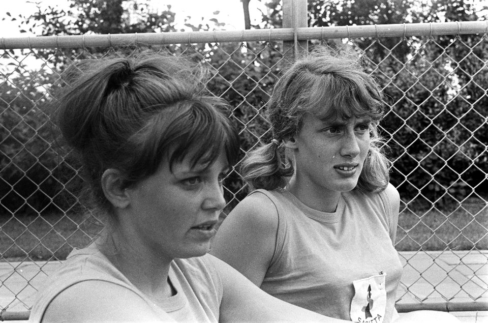 Atletiekwedstrijden op sportpark Ookmeer. Hilda Slaman (links) en Stans Brehm, Bestanddeelnr 920-5727