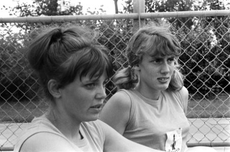 Atletiekwedstrijden op sportpark Ookmeer. Hilda Slaman (links) en Stans Brehm, Bestanddeelnr 920-5727