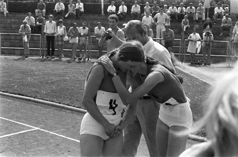 Atletiek Nederland, Roemenie, Frankrijk dames in Uden, nr. 13, 14 (l) W. van de , Bestanddeelnr 924-7250