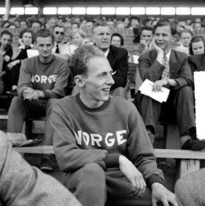Atletiek Nederland tegen Noorwegen te Hengelo. Een Noorse atleet op de tribune, Bestanddeelnr 904-1404