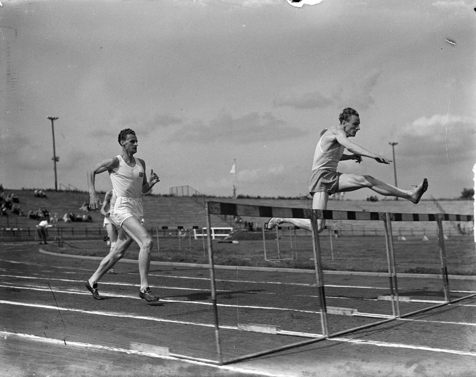 Atletiek Nederland tegen Noorwegen te Hengelo. 400 meter horden Buijs tegen Nils, Bestanddeelnr 904-1399