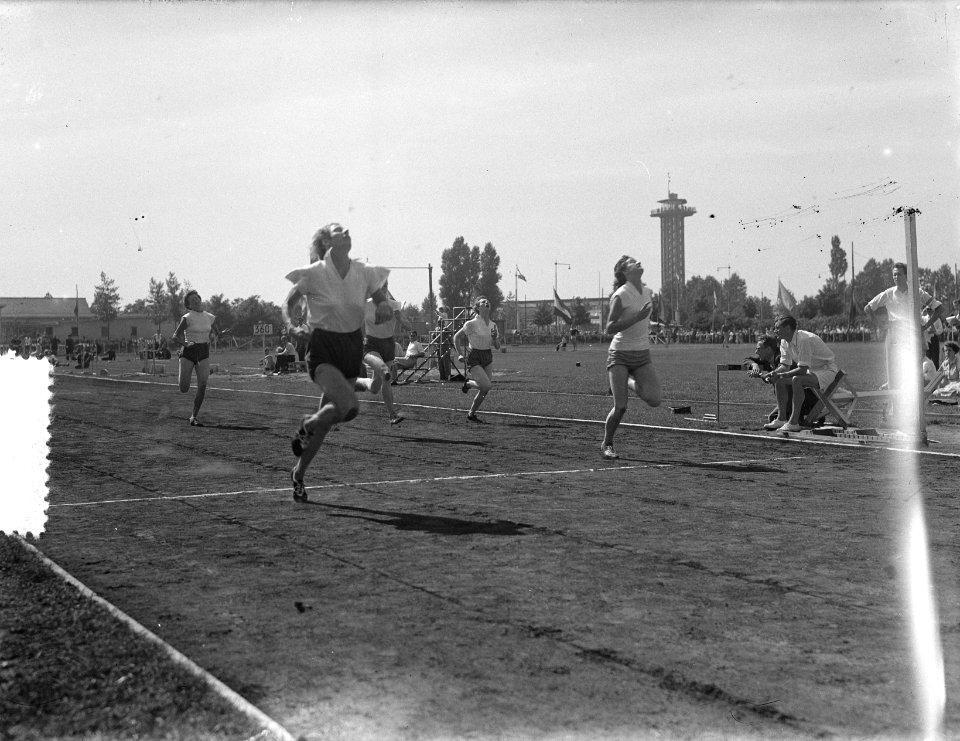 Atletiekwedstrijden Rotterdam. Finish 100 meter dames. Fanny Blankers-Koen in ee, Bestanddeelnr 905-1905