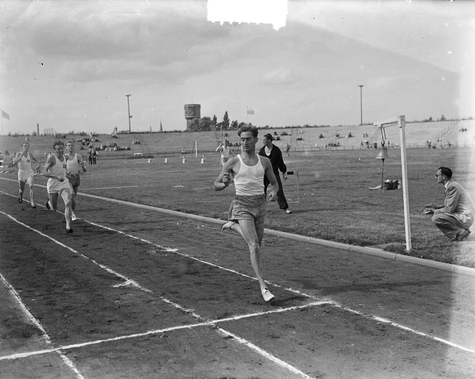 Atletiek Nederland tegen Noorwegen te Hengel.o 1500 meter Slijkhuis, Hannestad,, Bestanddeelnr 904-1400