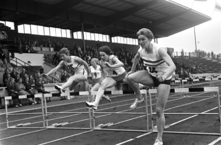 Atletiek Nederland tegen Engeland dames in Enschede, 80 meter horden vlnr Ma, Bestanddeelnr 916-8478
