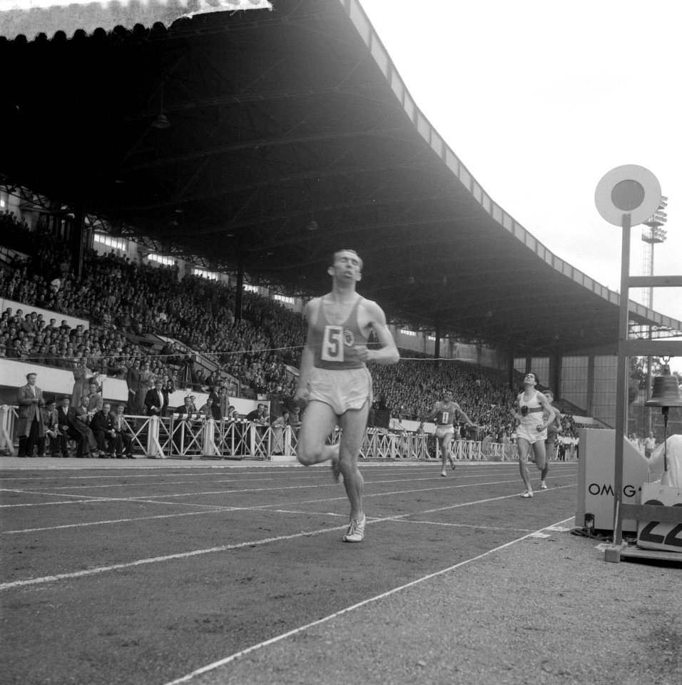 Atletiekwedstrijden in Brussel 10000 meter Finish 1500 meter Roger Moens, Bestanddeelnr 908-8136