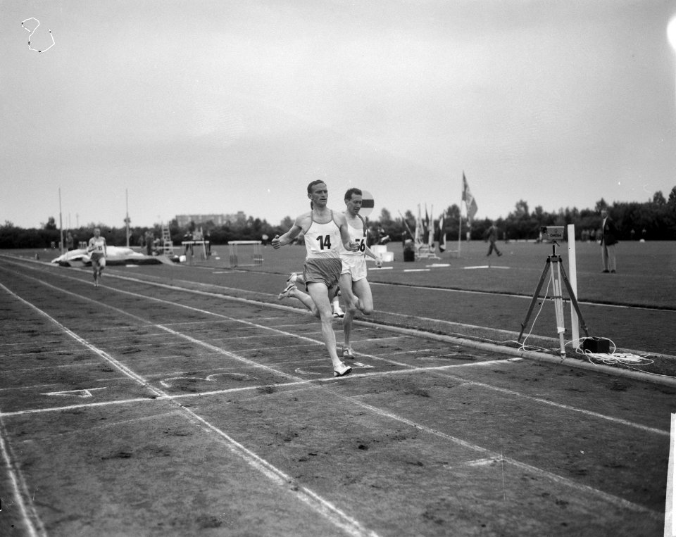 Atletiek Nederland tegen Zwitserland te Groningen. No. 7 Konings, no. 8 H. Smit , Bestanddeelnr 917-9774
