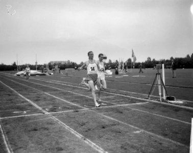 Atletiek Nederland tegen Zwitserland te Groningen. No. 7 Konings, no. 8 H. Smit , Bestanddeelnr 917-9774