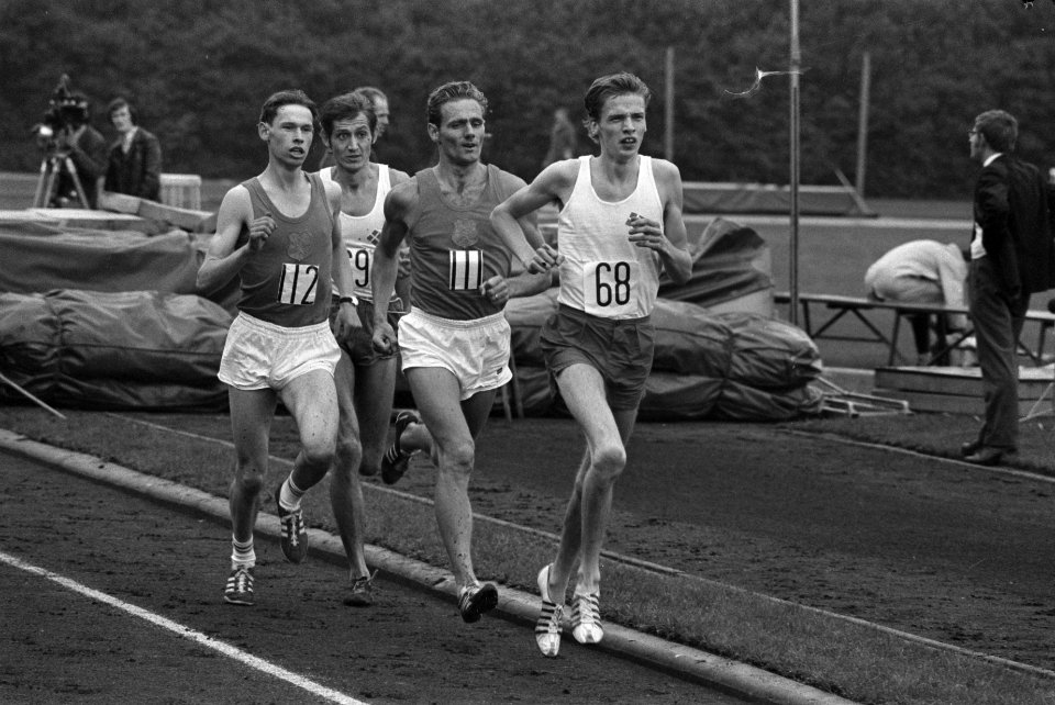 Atletiek Nederland tegen Denemarken in Groningen (links) G. Tebroke , (midden) , Bestanddeelnr 923-7712