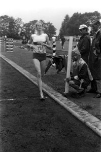 Atletiekwedstrijden dames en heren, Breda Margriet de Graaf in aktie op 800 met, Bestanddeelnr 923-6788