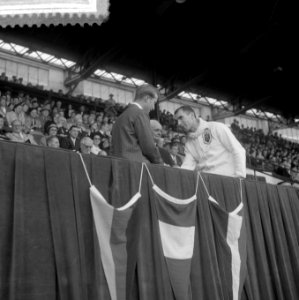 Atletiekwedstrijden in Brussel 10000 meter Prins Albert met een der atleten, Bestanddeelnr 908-8134