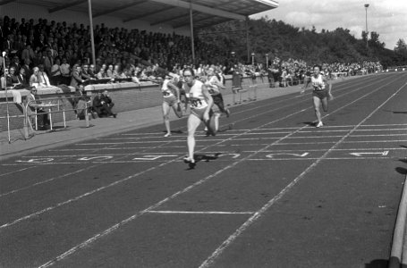 Atletiek Nederland tegen Roemenie te Groningen. Finish 100m Wilma van der Berg (, Bestanddeelnr 920-6142
