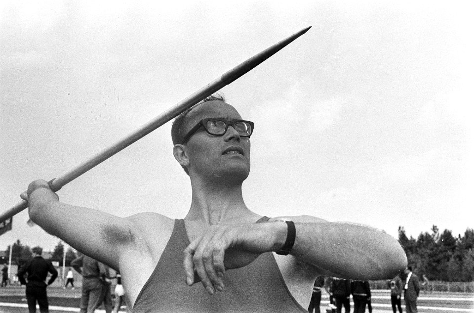 Atletiekwedstrijden op sportpark Ookmeer. Piet Olofsen (speerwerpen), Bestanddeelnr 920-5729